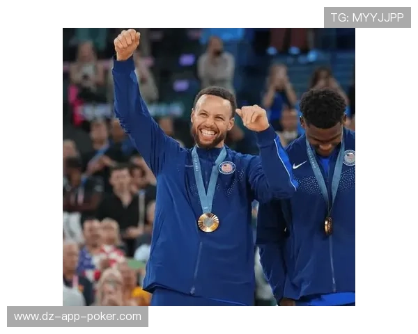 库里赛前与小球童互动，勇士主场氛围温馨